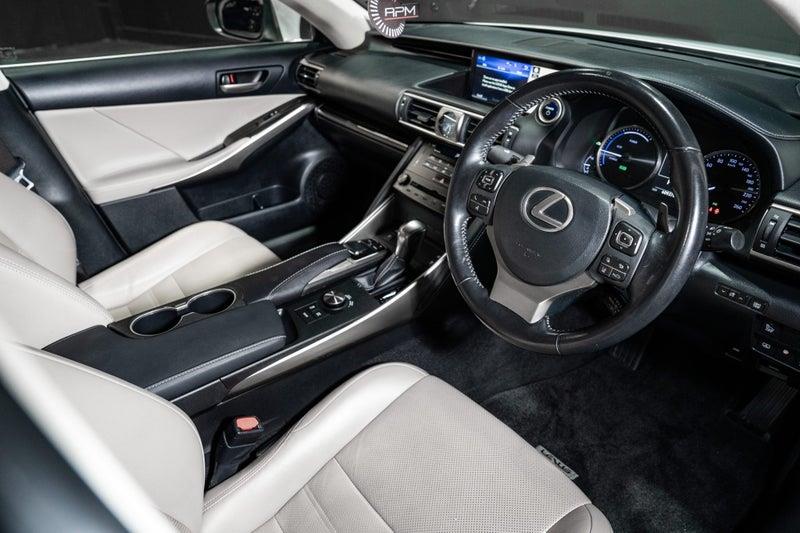 2016 Lexus IS 300h