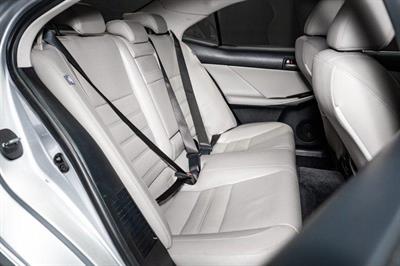 2016 Lexus IS 300h - Thumbnail