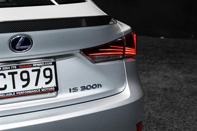 2016 Lexus IS 300h - Thumbnail