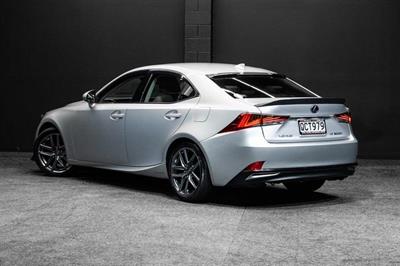 2016 Lexus IS 300h - Thumbnail
