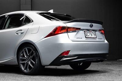 2016 Lexus IS 300h - Thumbnail