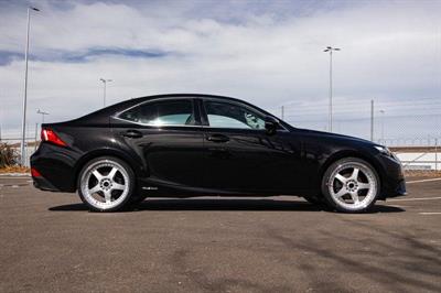 2014 Lexus IS 300h - Thumbnail