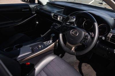 2014 Lexus IS 300h - Thumbnail