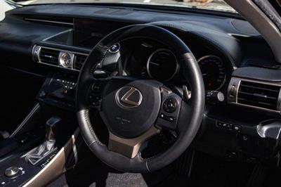 2014 Lexus IS 300h - Thumbnail
