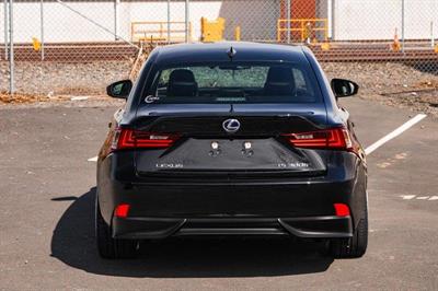 2014 Lexus IS 300h - Thumbnail