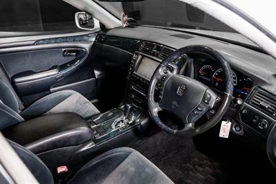 2004 Toyota Crown - Thumbnail