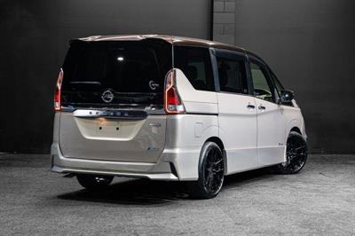 2017 Nissan Serena - Thumbnail