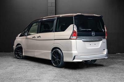 2017 Nissan Serena - Thumbnail