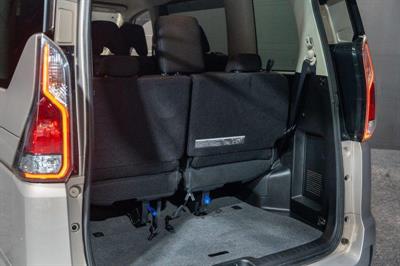 2017 Nissan Serena - Thumbnail