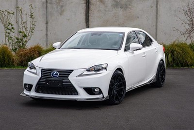 2015 Lexus IS 300h - Thumbnail