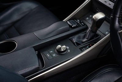 2015 Lexus IS 300h - Thumbnail