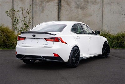 2015 Lexus IS 300h - Thumbnail