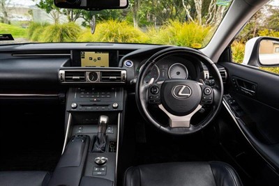 2015 Lexus IS 300h - Thumbnail