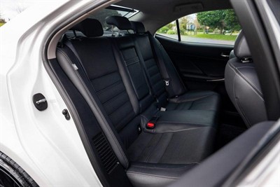 2015 Lexus IS 300h - Thumbnail