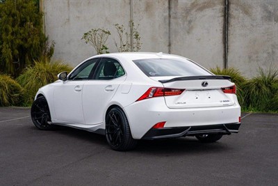 2015 Lexus IS 300h - Thumbnail
