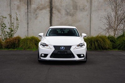 2015 Lexus IS 300h - Thumbnail