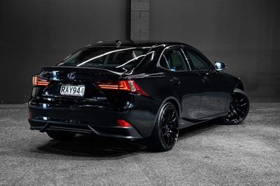 2013 Lexus IS 300h - Thumbnail