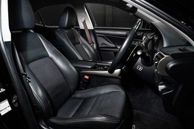 2013 Lexus IS 300h - Thumbnail