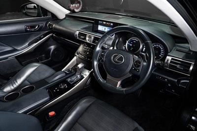 2013 Lexus IS 300h - Thumbnail