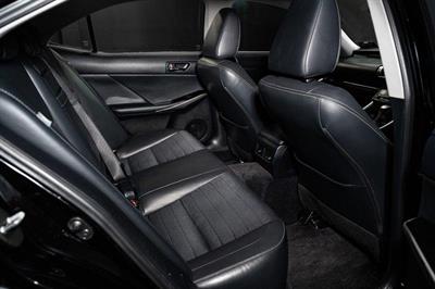 2013 Lexus IS 300h - Thumbnail