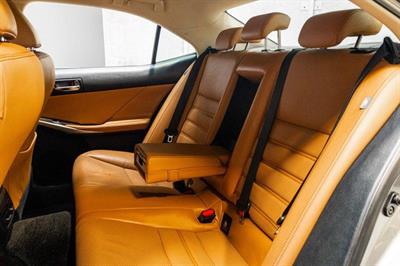 2013 Lexus IS 300h - Thumbnail