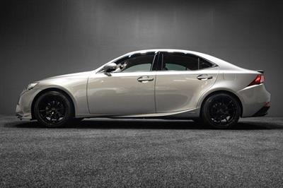 2013 Lexus IS 300h - Thumbnail