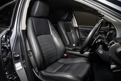 2013 Lexus IS 300h - Thumbnail