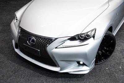 2013 Lexus IS 300h - Thumbnail