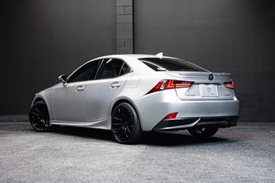 2013 Lexus IS 300h - Thumbnail