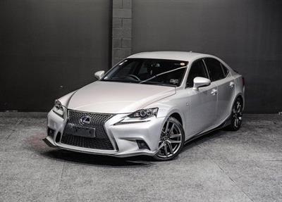 2013 Lexus IS 300h - Thumbnail