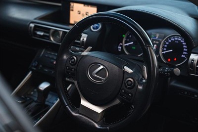2013 Lexus IS 300h - Thumbnail