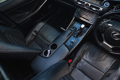 2013 Lexus IS 300h - Thumbnail