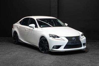 2013 Lexus IS 300h - Thumbnail