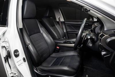 2013 Lexus IS 300h - Thumbnail