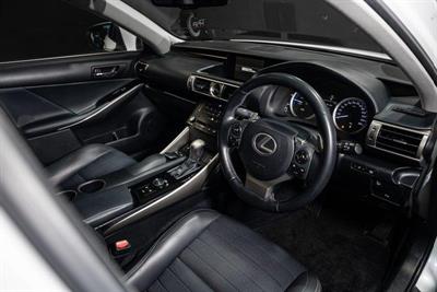 2013 Lexus IS 300h - Thumbnail
