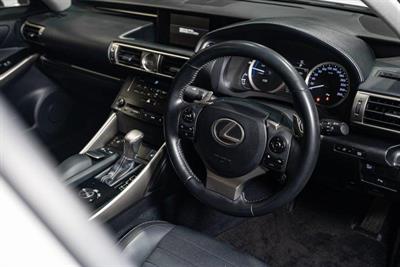 2013 Lexus IS 300h - Thumbnail