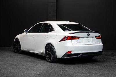 2013 Lexus IS 300h - Thumbnail