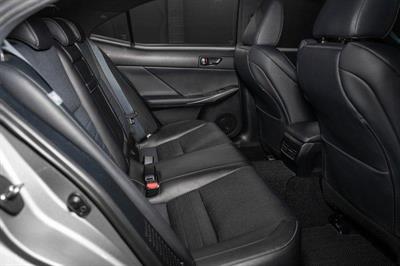 2015 Lexus IS 300h - Thumbnail