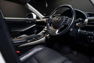 2015 Lexus IS 300h - Thumbnail