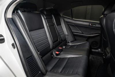 2015 Lexus IS 300h - Thumbnail