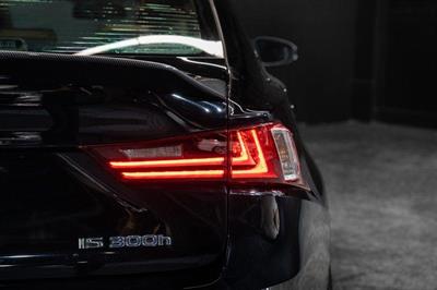 2013 Lexus IS 300h - Thumbnail
