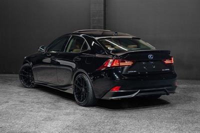 2013 Lexus IS 300h - Thumbnail
