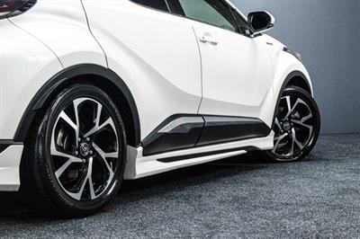 2017 Toyota C-HR - Thumbnail
