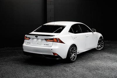 2013 Lexus IS 300h - Thumbnail