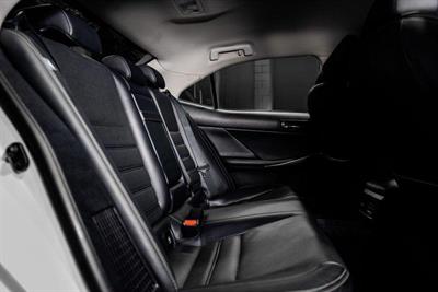 2013 Lexus IS 300h - Thumbnail