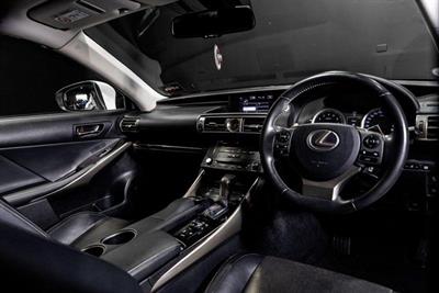 2013 Lexus IS 300h - Thumbnail