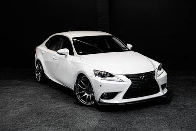 2013 Lexus IS 300h - Thumbnail