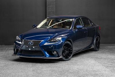 2013 Lexus IS 300h - Thumbnail