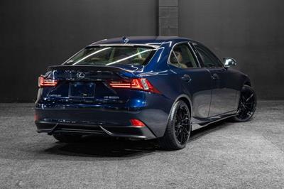 2013 Lexus IS 300h - Thumbnail