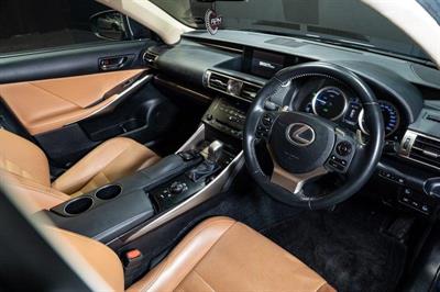 2013 Lexus IS 300h - Thumbnail